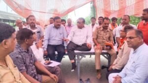 बांदा 13 जुलाई 26*की गल्ला मंडी मे चोरी का आठ दिन बाद भी खुलासा न होने पर व्यापारियों का आक्रोश सड़क पर उतर आया है।*
