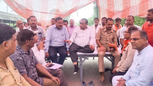 बांदा 13 जुलाई 26*की गल्ला मंडी मे चोरी का आठ दिन बाद भी खुलासा न होने पर व्यापारियों का आक्रोश सड़क पर उतर आया है।*