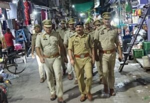 मथुरा 11 जुलाई 26 क्षेत्राधिकारी रिफाइनरी द्वारा पुलिस बल के साथ फरह क्षेत्र का पैदल गश्त:-*