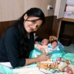 फर्रुखाबाद13जुलाई26*जन्म देते ही जुड़वाँ बेटियों को माँ ने ठुकरा दिया तो अविवाहित महिला डॉ. कोमल यादव ने उन्हें अपना लिया.*
