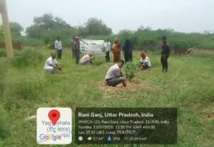 हमीरपुर14 जुलाई 2026*ग्राम प्रधान ने बृक्षारोपण कर गॉंव में बृक्ष बंटवाये