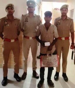 मथुरा15जुलाई26* रीजेन्सी गार्डन गोदाम में इलैक्ट्रिक उपकरण चोरी करने वाले वांछित अभियुक्त को चोरी के माल के साथ गिरफ्तार किया गया ।*