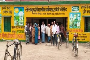 कौशाम्बी16जुलाई26*सहकारी समिति से सचिव गायब खाद के लिए परेशान किसान*