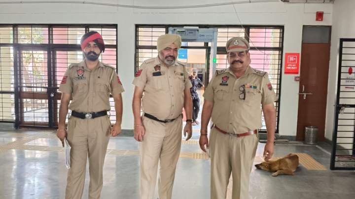 अबोहर पंजाब17जुलाई26*थाना प्रभारी रविंद्र शर्मा ने कोर्ट कम्पलैक्स में लगी सिक्योरिटी का निरीक्षण किया