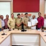 लखनऊ17जुलाई26*अस्थाई बैरिकेडिंग लगाकर बंद किए जाने से नरही बाजार के व्यापारी परेशान