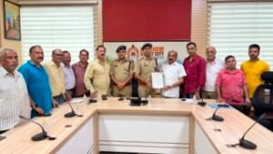 लखनऊ17जुलाई26*अस्थाई बैरिकेडिंग लगाकर बंद किए जाने से नरही बाजार के व्यापारी परेशान