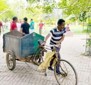 अबोहर पंजाब18जुलाई26*सफाई अभियान में पार्षद रामा ने रेहड़ी से खुद ढोया कूड़ा, लोगों को दिया स्वच्छता का संदेश