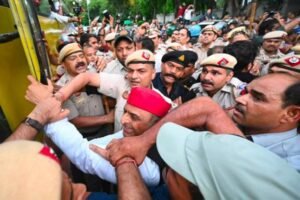 नई दिल्ली21जुलाई26*सपा प्रमुख अखिलेश यादव को पुलिस ने छत्रसाल स्टेडियम ले जाया जा रहा*