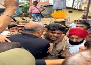 कानपुर नगर23जुलाई26*धरना भी था, नारे भी थे, मुस्कान भी कमाल,कानपुर की राजनीति में चल पड़ा "पुलिस बनाम नेता" का नया धमाल।*