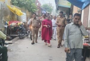 मथुरा 23 जुलाई 26 उप जिलाधिकारी महावन एवं क्षेत्राधिकारी द्वारा पुलिस बल के साथ पैदल गश्त:-*