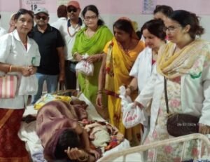 बाँदा26जुलाई26*रोटी बैंक की महिला टीम के द्वारा मरीजों को फल,बिस्किट आदि का वितरण जिला महिला अस्पताल बाँदा में किया गया।*