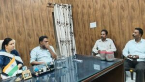 अबोहर27जुलाई26*सफाई कर्मचारी यूनियन के प्रधान सुनील कुमार उर्फ रिंकू ने नगर निगम के मेयर से कच्चे सफाई कर्मचारियों का वेतन जारी करने की मांग की