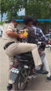 रीवा27जुलाई26*नियम तोड़ती रीवा पुलिस: ट्रिपलिंग कर बाइक पर ले गए आरोपी, वायरल वीडियो पर उठे सवाल*