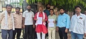 सुल्तानपुर28जुलाई26*अमहट मंडी की समस्याओं का "अंबार", व्यापारी नेताओं ने जिलाधिकारी से लगाई गुहार - "जल्दी आंख खोलो"*
