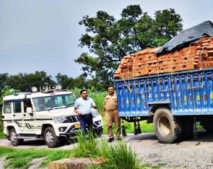 सुल्तानपुर28जुलाई26*ओवरलोड ईंट लदी दो ट्रैक्टर-ट्रॉलियों पर 1.44 लाख का जुर्माना।