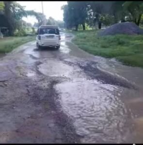 अयोध्या30जुलाई26*नेता जी, बदहाल सड़कों पर दीजिए ध्यान! जनता है परेशान।*