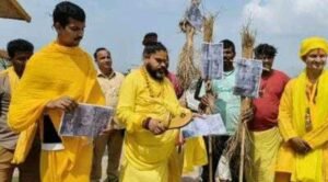 मथुरा31जुलाई26*मथुरा में पप्पू यादव के खिलाफ संतों का प्रदर्शन, पुतला फूंककर सदस्यता रद्द करने की मांग,