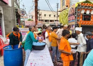 बांदा 31 जुलाई 26*विश्व हिन्दू परिषद ने पुष्पवर्षा कर किया कांवड़ यात्रियों का भव्य स्वागत, स्वल्पाहार की भी रही व्यवस्था*