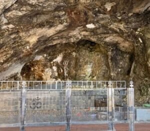 जम्मू-कश्मीर७ जुलाई २६* अमरनाथ गुफा का प्राकृतिक बर्फ का शिवलिंग अंतर्ध्यान