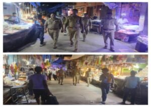 मथुरा 29 जुलाई 26 क्षेत्राधिकारी महावन द्वारा पुलिस वालों के साथ कस्बा बलदेव में पैदल गश्त:-*