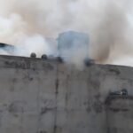 नोएडा15जुलाई26*नोएडा के मामूरा गांव की बहुमंजिला इमारत में भीषण आग