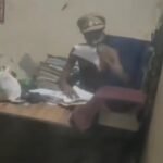 हापुड़ः18जुलाई26*पुलिस चौकी में घुसा शराबी! दरोगा की टोपी पहनकर काटा गदर, फाड़े सरकारी कागज