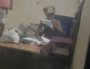 हापुड़ः18जुलाई26*पुलिस चौकी में घुसा शराबी! दरोगा की टोपी पहनकर काटा गदर, फाड़े सरकारी कागज