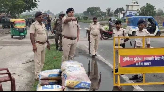 पूर्णिया बिहार18जुलाई26 *NH-27 पर 24 घंटे तैनात रहेगी पुलिस: 3 चेक पोस्ट बनाकर एसडीपीओ डॉ. गौरव ने कसा शिकंजा पूर्णिया बिहार18जुलाई26 *NH-27 पर 24 घंटे तैनात रहेगी पुलिस: 3 चेक पोस्ट बनाकर एसडीपीओ डॉ. गौरव ने कसा शिकंजा
