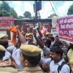 लखनऊ25जुलाई26* 69000 शिक्षक भर्ती अभ्यर्थियों का मायावती आवास के बाहर धरना-प्रदर्शन*
