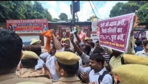 लखनऊ25जुलाई26* 69000 शिक्षक भर्ती अभ्यर्थियों का मायावती आवास के बाहर धरना-प्रदर्शन*