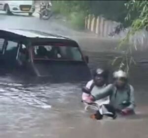 नोयडा28जुलाई26*लगातार बारिश के बाद नोएडा के अंडरपास में भारी जलभराव हो गया, जिससे यातायात प्रभावित हुआ।