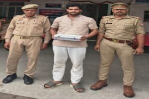 मथुरा 3 जुलाई 26*थाना बलदेव पुलिस द्वारा 01 वांछित अभियुक्त को 01 अवैध हथियार के साथ किया गया गिरफ्तार ।*