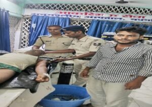 भागलपुर31जुलाई26*महादेवपुर घाट पर पानी में बहते मिले अधेड़ व्यक्ति को डायल-112 टीम ने तत्परता से अस्पताल पहुँचाया