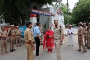मथुरा 3 अगस्त 26 सावन के पवित्र महीने में प्रथम सोमवार को जिलाधिकारी एवं वरिष्ठ पुलिस अधीक्षक द्वारा निरीक्षण*
