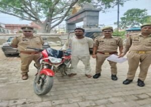 मथुरा 3 अगस्त 26*थाना वृन्दावन पुलिस द्वारा 01 अभियुक्त को चोरी की मोटर साइकिल व 01 अवैध चाकू सहित गिरफ्तार किया गया ।*
