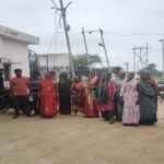 बांदा 3 अगस्त 26*भीषण गर्मी में ‘लो वोल्टेज’ ने बढ़ाई लोगों की परेशानी, पेड़ के सहारे दौड़ रही बिजली लाइन से हादसे का खतरा*