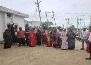 बांदा 3 अगस्त 26*भीषण गर्मी में 'लो वोल्टेज' ने बढ़ाई लोगों की परेशानी, पेड़ के सहारे दौड़ रही बिजली लाइन से हादसे का खतरा*