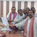 बांदा 4 अगस्त 26*घनी आबादी के ऊपर से 11 हजार वोल्ट लाइन खींचने का विरोध,ग्रामीणों ने एडीएम को सौंपा ज्ञापन*
