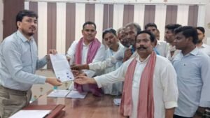 बांदा 4 अगस्त 26*घनी आबादी के ऊपर से 11 हजार वोल्ट लाइन खींचने का विरोध,ग्रामीणों ने एडीएम को सौंपा ज्ञापन*
