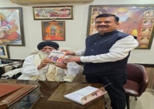 सहारनपुर6अगस्त26*सरदार सुरजीत सिंह का पूर्व जिलाधिकारी ने शाल पहनाकर किया सम्मानित*