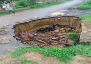 बांदा 6 अगस्त 26*बरसात में दलदल बनी सड़क, ग्रामीणों का बढ़ा संकट; PWD ने 2-3 दिन में मरम्मत का दिया भरोसा*