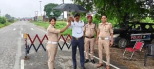 कावड़ यात्रा में सड़क पर खड़े होकर ड्यूटी करने वाले यातायात पुलिस कर्मियों को किये छाता वितरित*