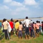 कौशाम्बी7अगस्त26*यमुना में नहाते समय 3 युवतियां डूबी*दो को बचाया गया, एक युवती की पुलिस व गोताखोर कर रहे तलाश*