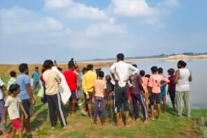 कौशाम्बी7अगस्त26*यमुना में नहाते समय 3 युवतियां डूबी*दो को बचाया गया, एक युवती की पुलिस व गोताखोर कर रहे तलाश*