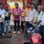 लखनऊ8अगस्त26*घर-घर पहुंचाया जा रहा भगवान वाल्मीकि का चित्र*