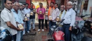 लखनऊ8अगस्त26*घर-घर पहुंचाया जा रहा भगवान वाल्मीकि का चित्र*