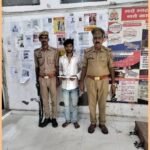 मथुरा 9 अगस्त 26*थाना वृन्दावन पुलिस टीम द्वारा 01 अभियुक्त को 01 अवैध चाकू सहित गिरफ्तार किया गया ।*