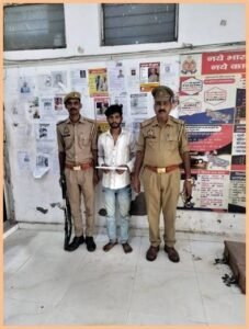 मथुरा 9 अगस्त 26*थाना वृन्दावन पुलिस टीम द्वारा 01 अभियुक्त को 01 अवैध चाकू सहित गिरफ्तार किया गया ।*