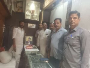 बांदा 9 अगस्त 26*नितिन अग्रवाल के जन्मदिन पर अस्पताल में बांटे फल, कार्यालय में काटा केक*