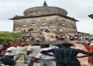 लखीमपुर खीरी10अगस्त26*प्रसिद्ध ऐतिहासिक मेंढक मंदिर में भगवान शिव के जलाभिषेक के लिए श्रद्धालुओं की भारी भीड़ उमड़ पड़ी